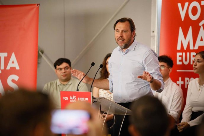 El ministro de Transportes y Movilidad Sostenible, Óscar Puente, durante un acto público de cara a las elecciones europeas del 9J en el Hotel Avenida, a 6 de junio de 2024 en Almería (Andalucía, España). El ministro de Transportes y Movilidad Sostenible