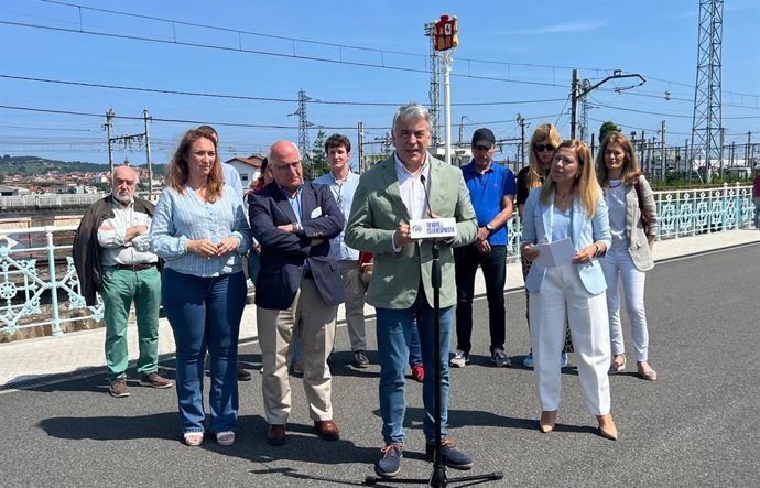 El presidente del PP vasco, Javier de Andrés, y representantes del partido en un acto en el Puente Avenida de Irun