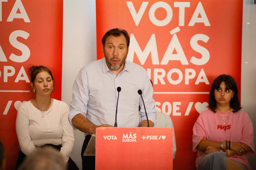 El ministro de Transportes y Movilidad Sostenible, Óscar Puente, durante un acto público de cara a las elecciones europeas del 9J en el Hotel Avenida, a 6 de junio de 2024 en Almería (Andalucía, España). El ministro de Transportes y Movilidad Sostenible