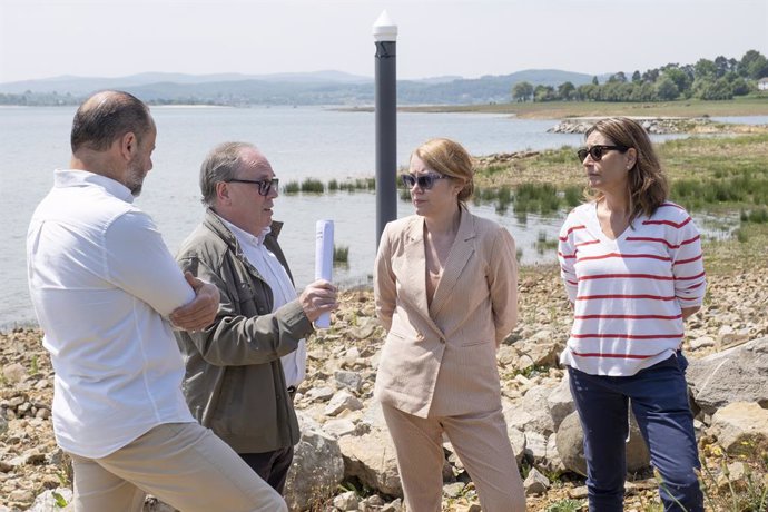 La consejera de Cultura, Turismo y Deporte, Eva Guillermina Fernández, con el alcalde de Campoo de Yuso, Eduardo Ortiz, y el presidente de la Federación Cántabra de Remo, Víctor Canal