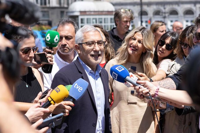 El portavoz de IU-Convocatoria por Oviedo, Gaspar Llamazares, ofrece declaraciones a los medios durante un recorrido por el centro de la ciudad junto a Yolanda Díaz y Ovidio Zapico, el 4 de junio de 2024, con motivo de las elecciones europeas. 