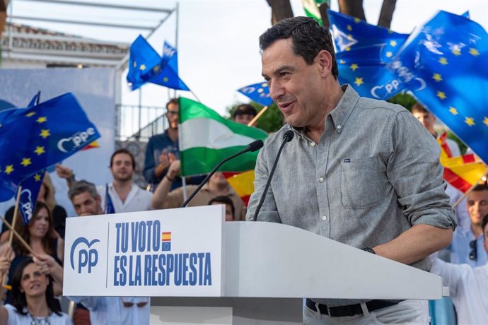 El presidente de la Junta de Andalucía, Juanma Moreno, interviene durante un acto de campaña de su partido, en la plaza de San Gonzalo de Sevilla, a 05 de junio de 2024. (Foto de archivo).