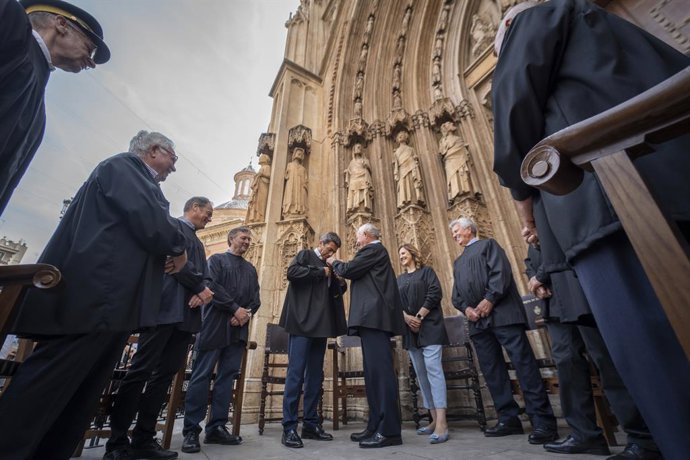 El president Carlos Mazón, el president del Tribunal de les Aigües, Francisco Almenary l'alcaldessa, María José Catalá, durant el lliurament de la brusa de síndic d'honor del Tribunal de les Aigües de la Vega 