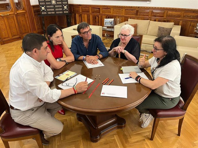 Reunión con responsables de la Asociación Jiennense de Esclerosis Múltiple.