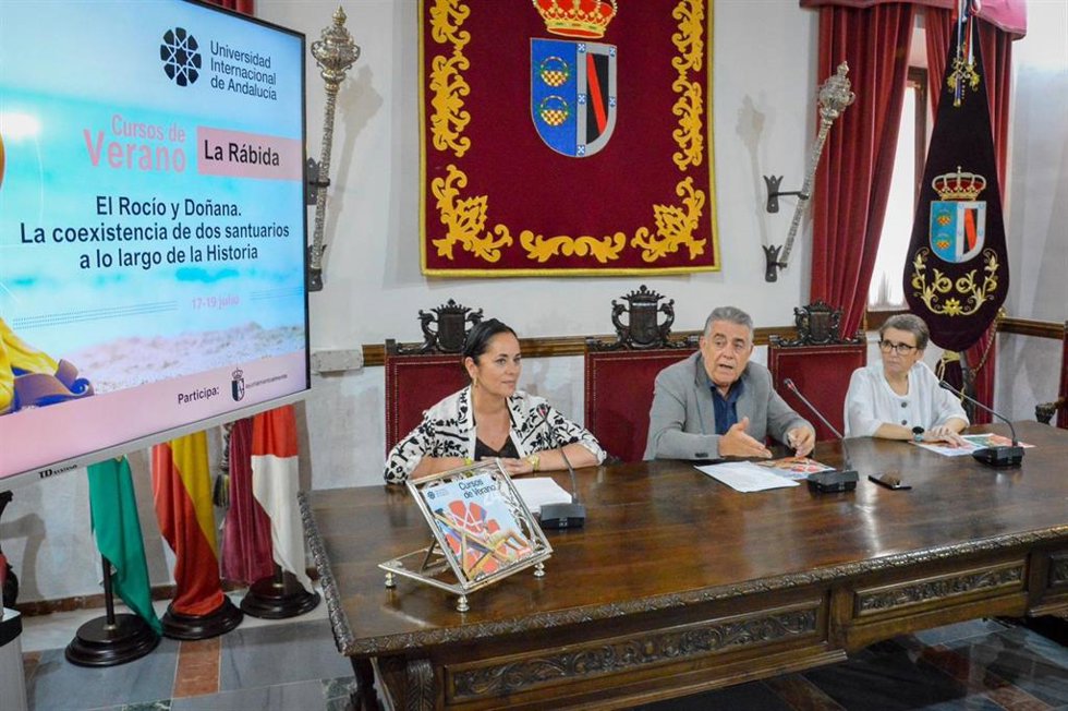 De dcha. A iqda.: La directora de la sede de La Rábida, María de la O Barroso; el alcalde de Almonte, Francisco Bella, y la concejal de Educación y Cultura, María José Faraco.