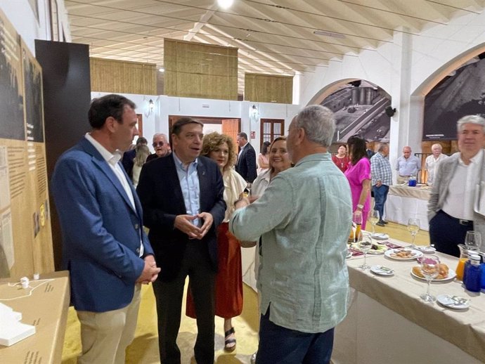 El ministro de Agricultura, Pesca y Alimentación, Luis Planas (centro), durante su visita a la Cooperativa vitivinícola Nuestra Señora de la Estrella de Chucena (Huelva)