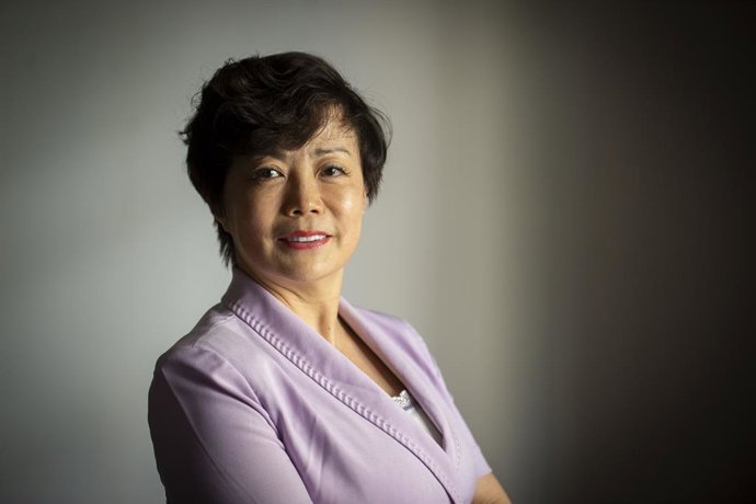 La vicepresidenta ejecutiva de BYD Global, Stella Li, posa para Europa Press, a 30 de mayo de 2024, en Madrid (España). Stella Li ha sido una de las principales responsables de la expansión global de la compañía de electromovilidad, la empresa china BYD