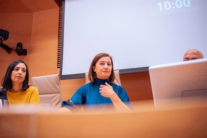 La presidenta del Congreso de los Diputados, Francina Armengol (c), comparece durante la Comisión sobre mascarillas en el Congreso de los Diputados, a 13 de mayo de 2024, en Madrid (España). Las comisiones de investigación sobre la compra de material sani