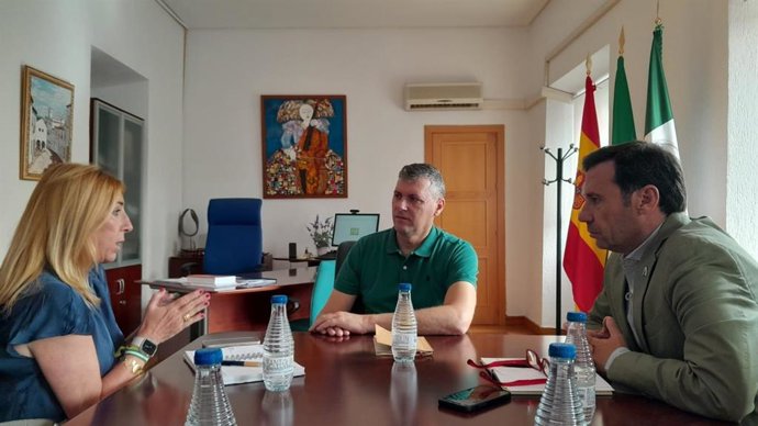 El subdelegado de la Junta de Andalucía en el Campo de Gibraltar, Javier Rodríguez Ros, y la delegada territorial de Industria en la provincia de Cádiz, Inmaculada Olivero, y el alcalde de Jimena, Francisco Gómez.