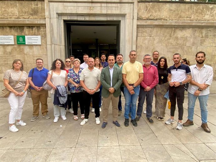 Concentración de alcaldes y portavoces municipales ante la sede de la Junta en Granada por "nuevos recortes" sanitarios
