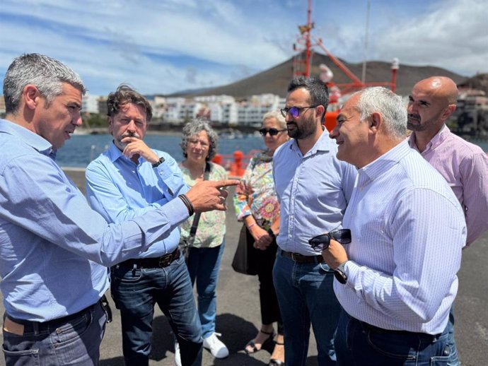 Carlos Alonso, candidato de CC a las elecciones europeas, en una visita al puerto de La Restinga