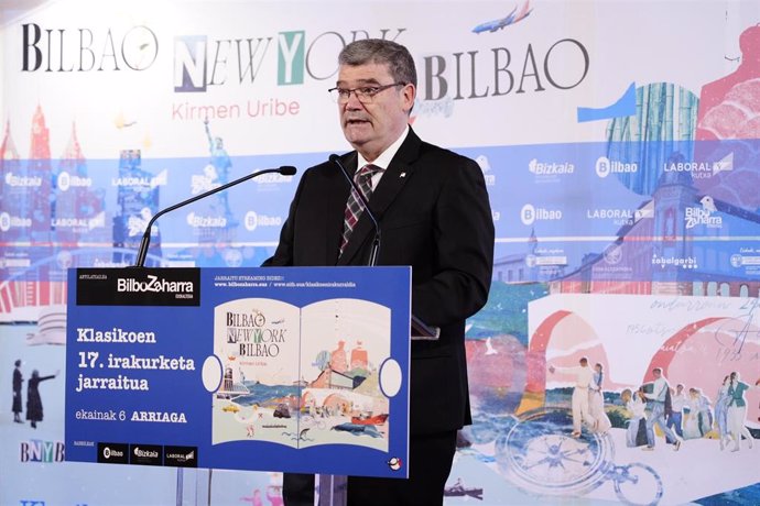 El alcalde de Bilbao, Juan Mari Aburto, en la XVII Edición de la Lectura Ininterrumpida de Clásicos organizada por el Euskaltegi Bilbo Zaharra que, con la novela "Bilbao-New York-Bilbao" de Kirmen Uribe