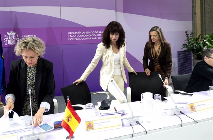 Archivo - La secretària d'estat per a la Igualtat i l'Erradicació de la Violència, Aina Calvo; la ministra d'Igualtat, Ana Redondo, i la delegada Contra la Violència de Gènere del Ministeri d'Igualtat, Carmen Martínez