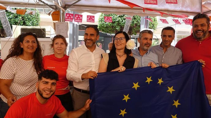 El secretario general del PSOE de Málaga, Daniel Pérez junto a la portavoz socialista en el Ayuntamiento de Marbella, Isabel Pérez, y al secretario de organización del PSOE malagueño, José Bernal.