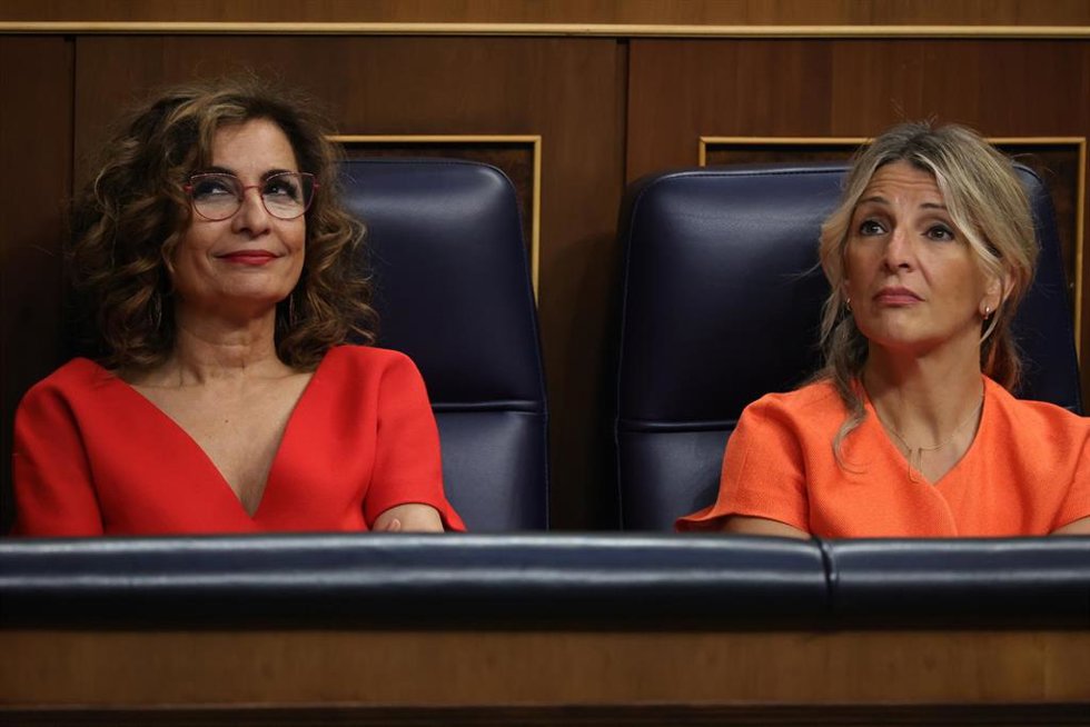 La vicepresidenta primera y ministra de Hacienda, María Jesús Montero (i) y la vicepresidenta segunda y ministra de Trabajo, Yolanda Díaz (d). 