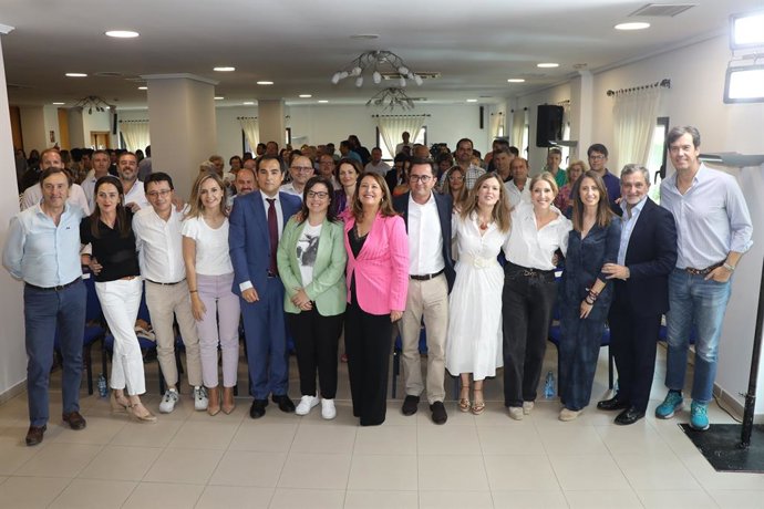 Carmen Crespo (c.), este jueves