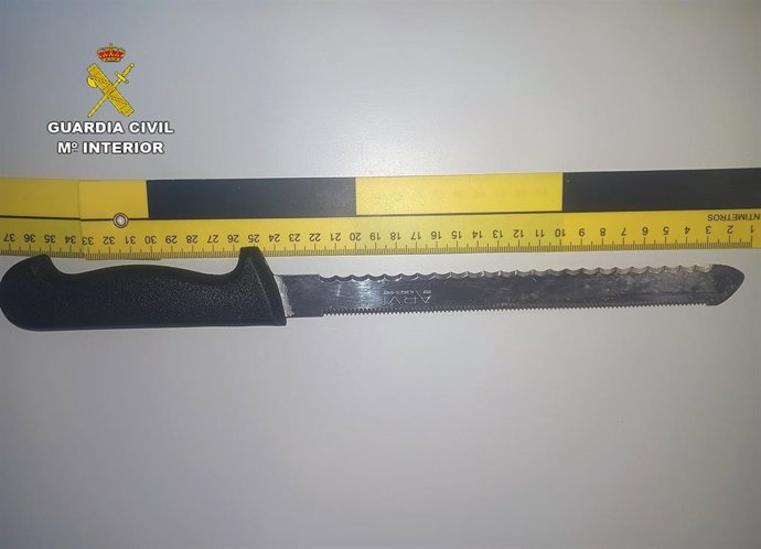 Cuchillo que portaba el presunto autor del atraco durante su detención por parte de la Policía Local de La Unión