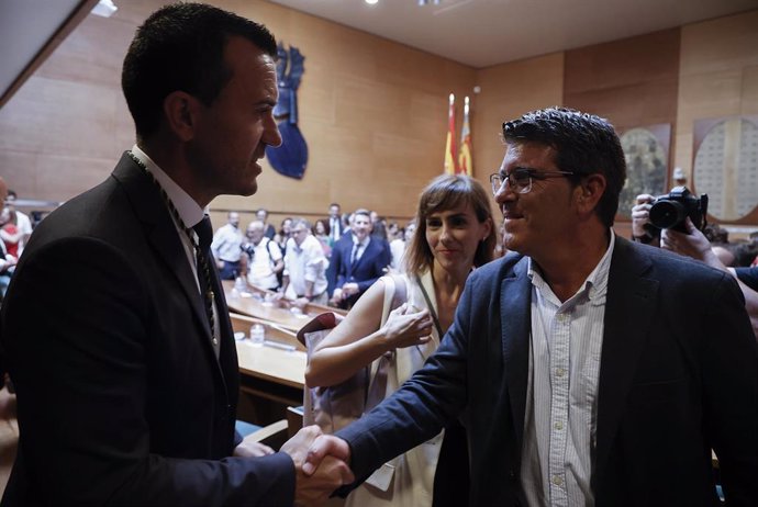 Archivo - El nuevo presidente de la Diputación de Valencia, Vicent Mompó (i) y el presidente de Ens Uneix, Jorge Rodríguez (d), se saludan durante el pleno de constitución de la corporación