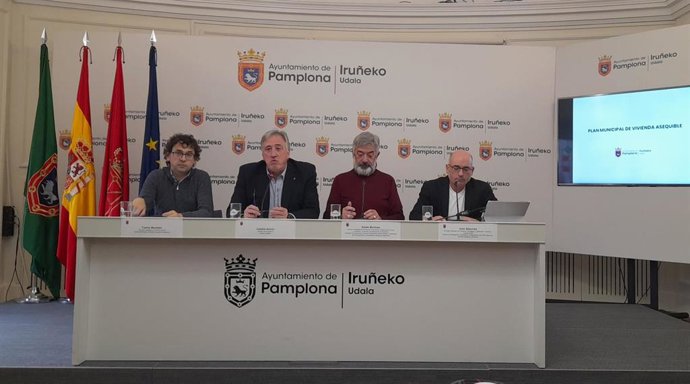 Archivo - El alcalde de Pamplona, Joseba Asiron, junto a los concejales Joxe Abaurrea, Koldo Martínez y Txema Mauleón