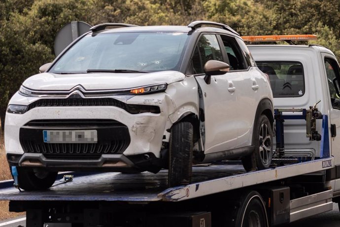 Un grúa recoge el vehículo del suceso, en el kilómetro 6 de la M-612, en la carretera de Fuencarral-El Pardo, a 4 de junio de 2024, en Madrid (España). 