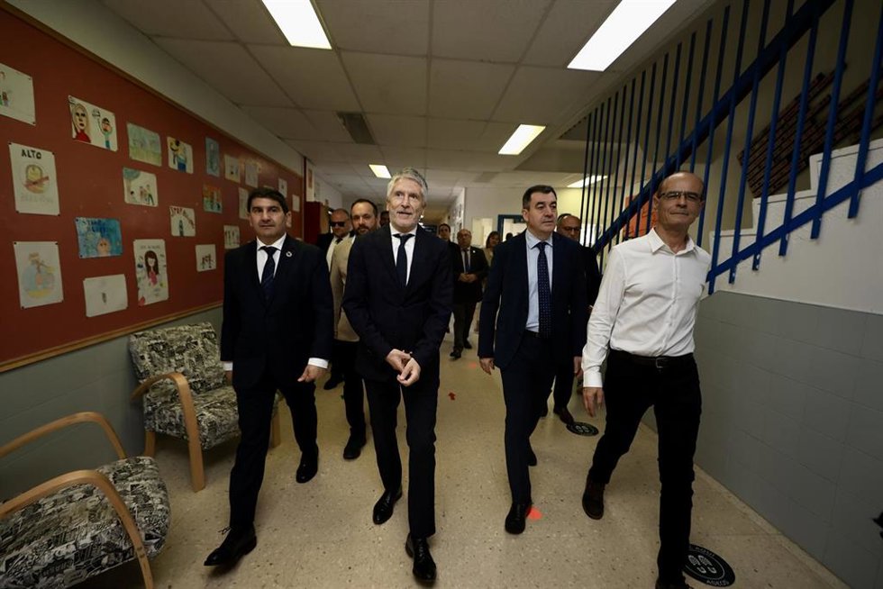 El ministro del Interior, Fernando Grande-Marlaska (2i), y el conselleiro de Educación de la Xunta de Galicia, Román Rodríguez (2d), en los premios sobre seguridad escolar, en el Centro Público Integrado do Toural, en Vilaboa, Pontevedra