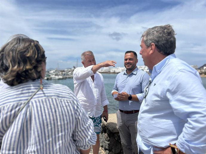 El candidato del PP Gabriel Matos en su visita a La Graciosa