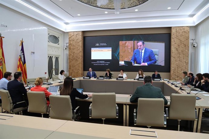El exministro de Transportes, José Luis Ábalos (i), compareciendo en la Comisión.