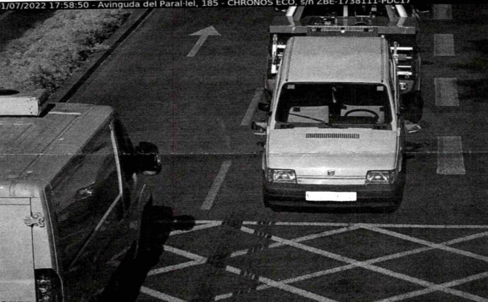 La grúa del Ayuntamiento de Barcelona traslada al vehículo multado por circular en una ZBE.