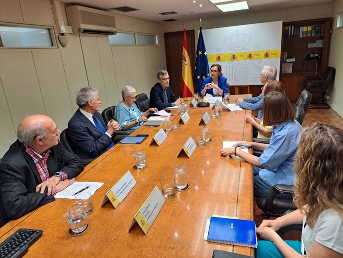 Mónica García aborda con la Plataforma de Mayores y Pensionistas los retos en la salud de las personas mayores.