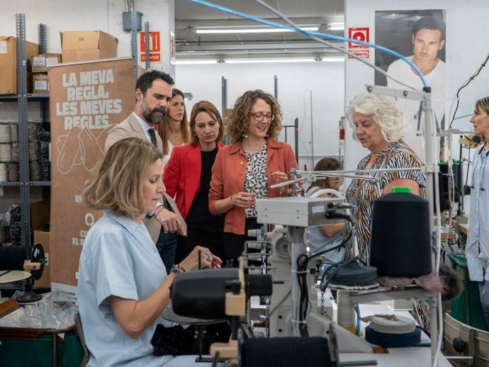 La consellera en funciones de Igualdad y Feminismos, Tània Verge, junto al conseller en funciones de Empresa y Trabajo, Roger Torrent