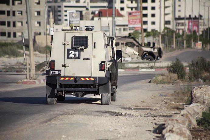 Vehículos militares israelíes durante una patrulla en Yenín, Cisjordania