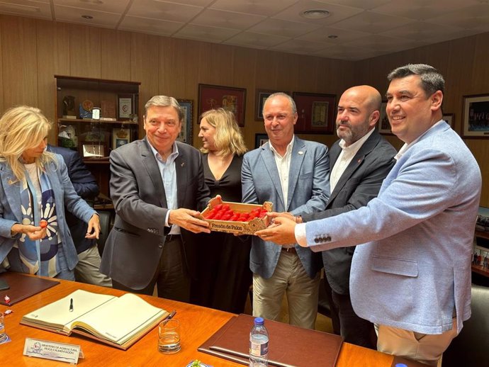 El ministro de Agricultura, Pesca y Alimentación del Gobierno de España, Luis Planas, en su visita a la Comunidad de Regantes de Palos (Huelva).