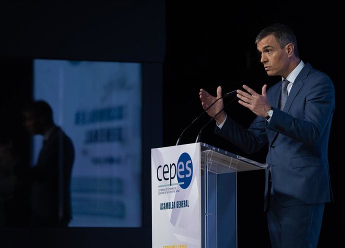 El presidente del Gobierno, Pedro Sánchez, interviene durante la clausura la XXXII Asamblea General de la Confederación Empresarial Española de la Economía Social (CEPES), en el Auditorio El Beatriz, a 6 de junio de 2024, en Madrid (España). Al evento han