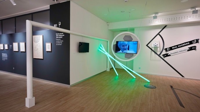 El Reale Arena acoge una exposición que explora el vínculo entre el fútbol y la obra de Eduardo Chillida