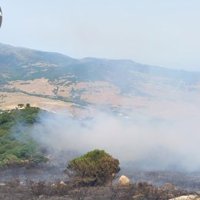 Continúa estabilizado el incendio en un paraje de Tarifa (Cádiz) donde trabajan 80 bomberos para su control