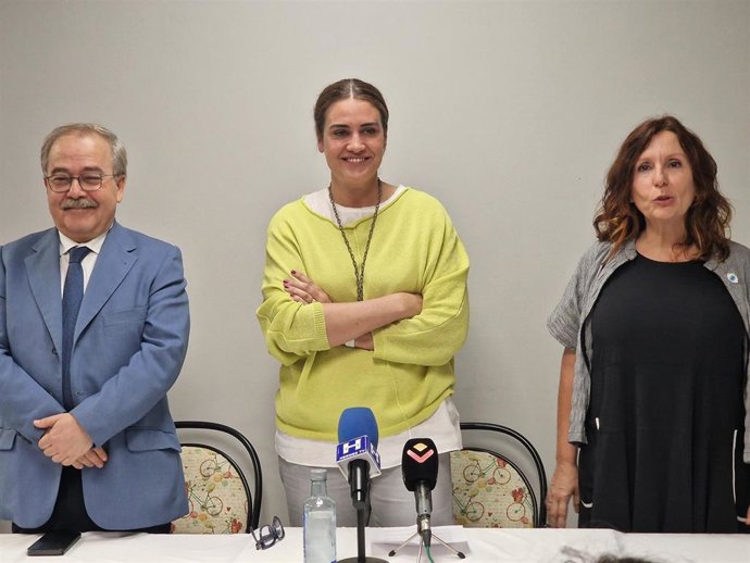 En el centro, Alba Novoa.