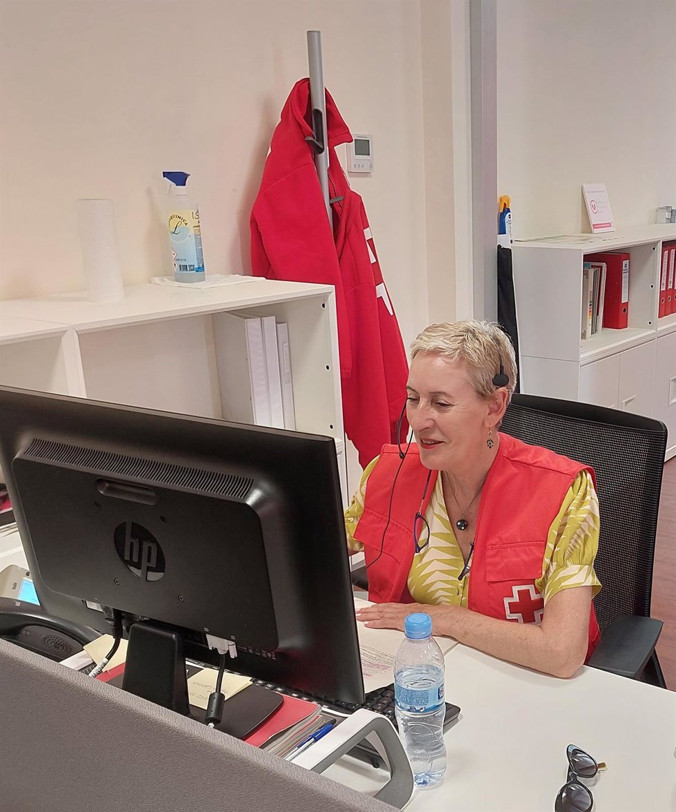 Una voluntaria de Cruz Roja durante una llamada de seguimiento ante el calor.