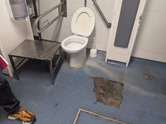 Imagen de uno de los baños en Urgencias del General facilitada por el sindicato.