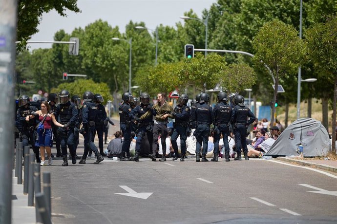 Varios agentes de Policía Nacional durante una manifestación de los estudiantes acampados en la Universidad Complutense de Madrid (UCM), a 6 de junio de 2024, en Madrid (España). L