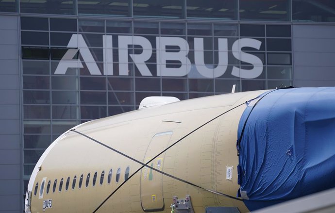 Archivo - FILED - 12 July 2021, Hamburg: A segment of an Airbus A350 fuselage stands in front of a production hall on the factory premises of aircraft manufacturer Airbus. 