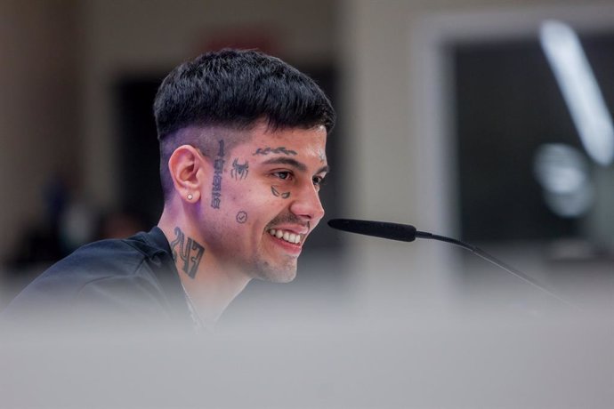 El cantante argentino Duki durante una rueda de prensa, en el Estadio Santiago Bernabéu, a 6 de junio de 2024, en Madrid (España). Duki ofrece una rueda de prensa con motivo de su concierto el próximo sábado 8 de junio en el Santiago Bernabéu, donde prese