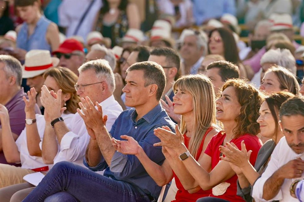 El presidente del Gobierno, Pedro Sánchez, junto a su esposa, Begoña Gómez, en un mitin del PSOE en Benalmádena (Málaga)