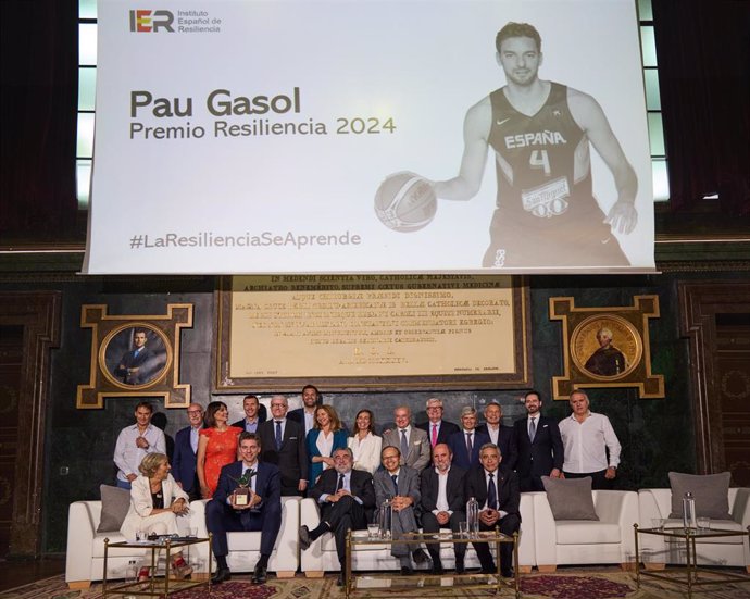 Foto de familia tras recibir Pau Gasol el Premio Resiliencia 2024