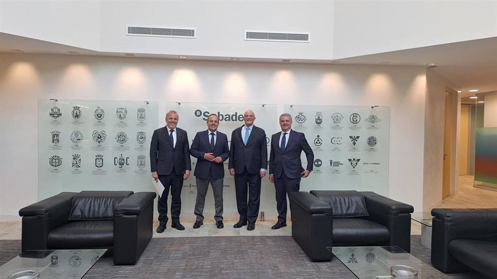 El presidente de la Cámara de Comercio de Alicante, Carlos Baño, y el presidente del Banco Sabadell, Josep Oliu.