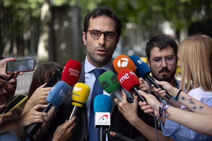El ministro de Economía, Comercio y Empresa, Carlos Cuerpo, atiende a los medios de comunicación, en el Ministerio de Economía, Comercio y Empresa, a 6 de junio de 2024, en Madrid (España).