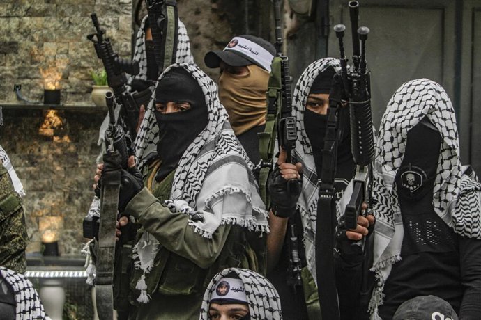 Archivo - May 5, 2023, Nablus, West bank, Palestine: Masked Palestinians from the Al-Aqsa Martyrs Brigades, the Lions' Den and the Balata Brigade take part during the parade, in the Balata refugee camp, east of Nablus, in the occupied West Bank. A militar