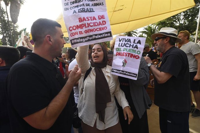 Un grupo de personas interrumpe momentáneamente el mitin de Sumar con consignas a favor de la causa palestina.