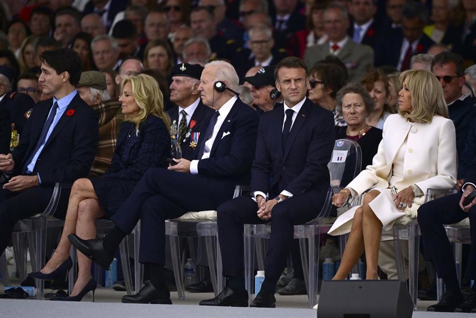 El presidente francés, Emmanuel Macron, y su homólogo estadounidense, Joe Biden, en el marco de la celebración por el aniversario del desembarco de Normandía