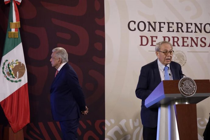Archivo - April 9, 2024, Mexico City, Mexico: President of Mexico, Andres Manuel Lopez Obrador, is seen behind while Mexico's Health Minister, Jorge Alcocer Varela speaks during the press briefing at the National Palace.