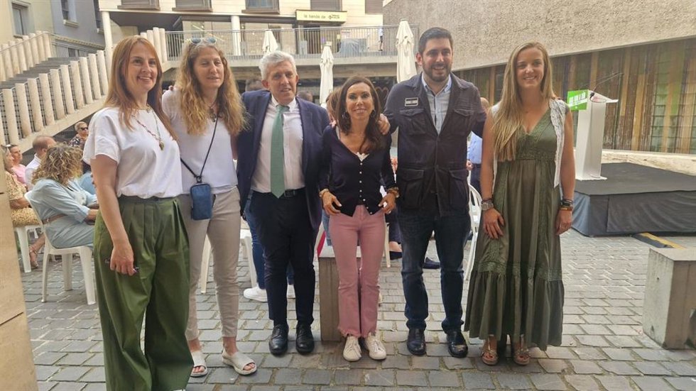 El presidente de VOX en Teruel, Alejandro Nolasco, y otros miembros de este partido.